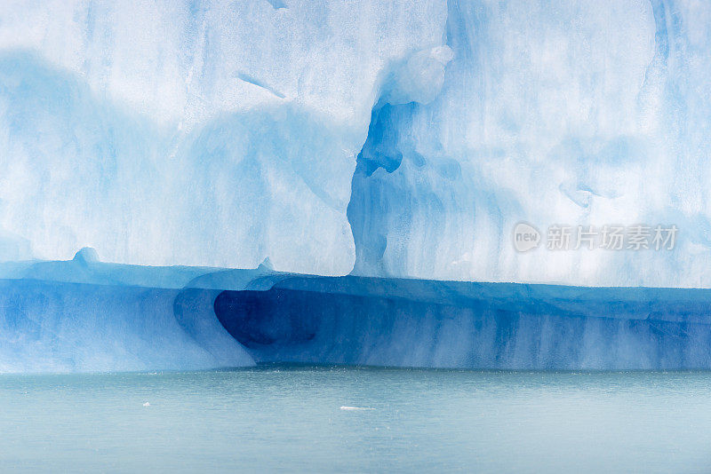 蓝冰结构(质地)。冰洞穴。阿根廷巴塔哥尼亚El Calafate莫雷诺冰川